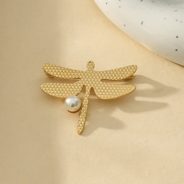 Broche Dorée Libellule Texture Pointes Ornée de Perle - 1