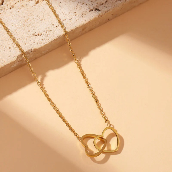 Collier doré à maillons fins reliés par des cœurs entrelacés - 1