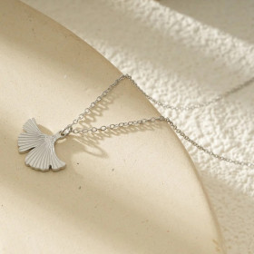 Collier Chaîne Fine Argentée Avec Pendentif Feuille De Ginkgo - 1