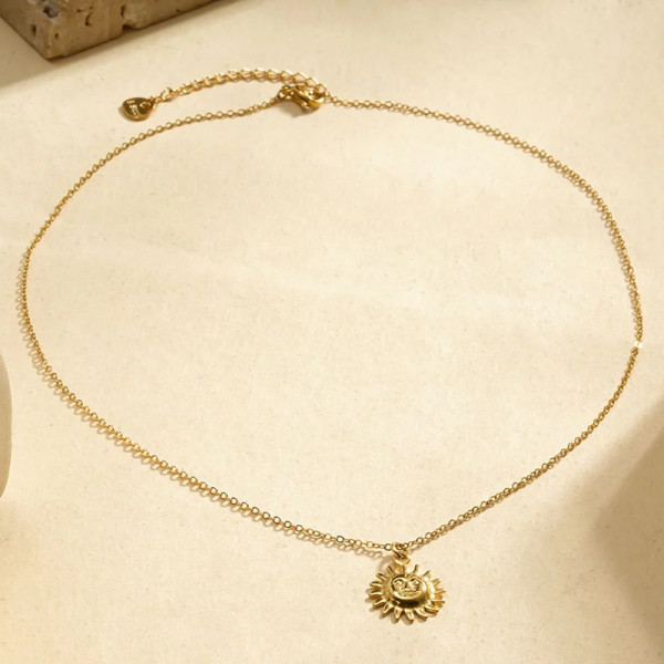 Collier Doré Avec Pendentif Soleil Texture Visage - 1