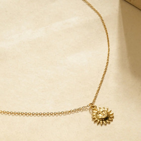 Collier Doré Avec Pendentif Soleil Texture Visage - 2