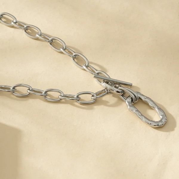 Collier Sautoir Argenté Ouvert Devant Avec Anneau Ovale Martelé - 1