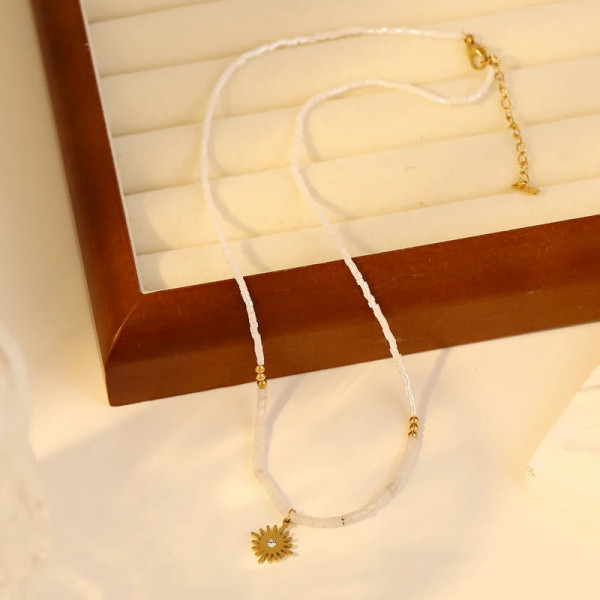 Collier chaîne en perle avec soleil pendant avec strass - 1