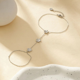Bracelet Main Argenté Avec Chaîne Fine Et Triple Fleur - 1
