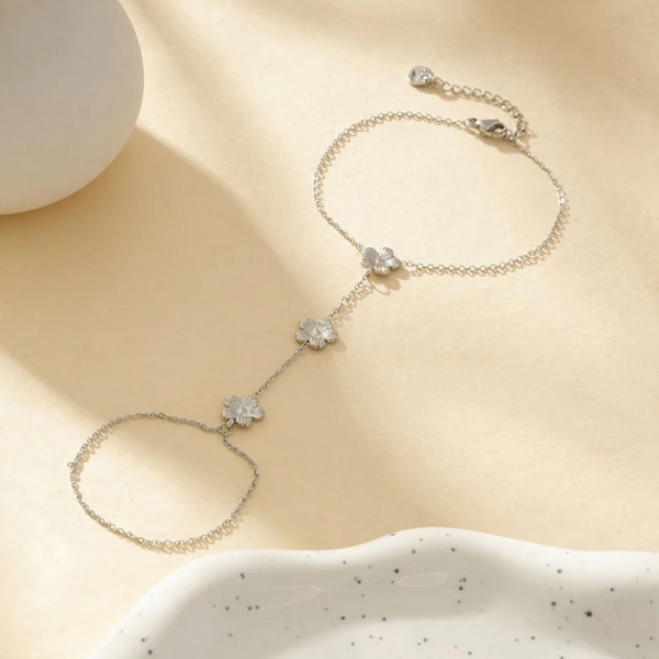 Bracelet Main Argenté Avec Chaîne Fine Et Triple Fleur - 1