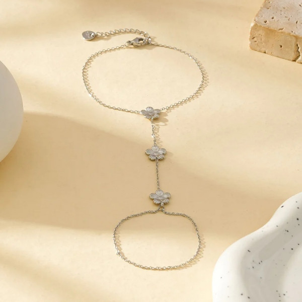 Bracelet Main Argenté Avec Chaîne Fine Et Triple Fleur - 2