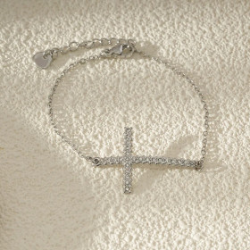 Bracelet Chaîne Argentée Avec Croix Incrustée De Strass - 1