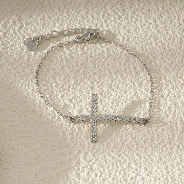 Bracelet Chaîne Argentée Avec Croix Incrustée De Strass - 1