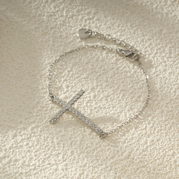 Bracelet Chaîne Argentée Avec Croix Incrustée De Strass - 2
