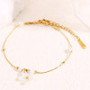 Bracelet chaîne dorée avec perle et fleur blanche pendante - 1