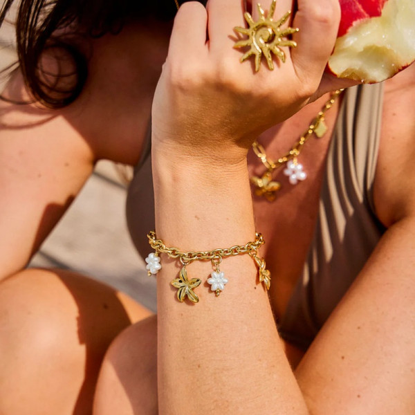 Bracelet chaîne dorée breloques fleurs et fleurs en perles - 2