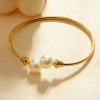 Bracelet manchette doré ajustable avec détails perlés