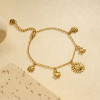 Bracelet chaîne fine dorée pendentifs soleil, étoiles et soleils - 2