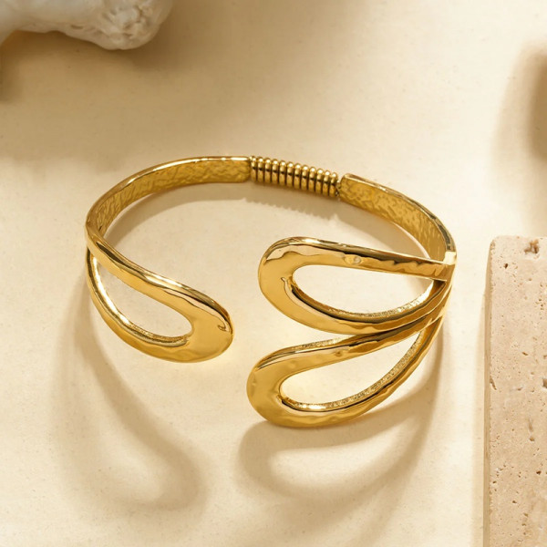 Bracelet jonc doré ouvert à motifs ajourés en forme de gouttes martelées - 2