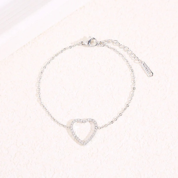 Bracelet Chaîne Fine Argentée avec Cœur Strassé - 1