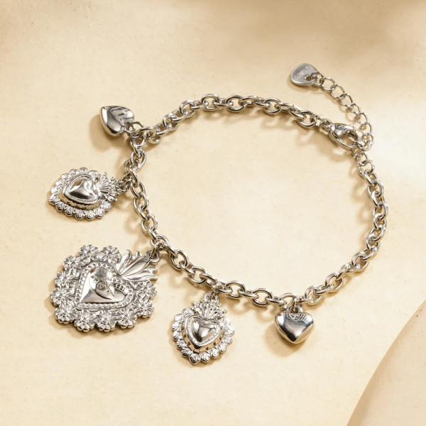Bracelet chaîne argentée à charms cœurs bombés et ex-voto ciselés - 1