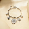 Bracelet chaîne argentée à charms cœurs bombés et ex-voto ciselés - 2