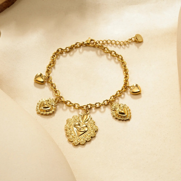 Bracelet chaîne dorée à charms cœurs bombés et ex-voto ciselés - 2