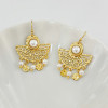 Boucles d'Oreilles Dorées Semi-Disques Avec Perles Et Breloques Martelées - 2