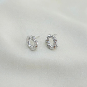 Boucles d'Oreilles Argentées Puces Petits Anneaux Irréguliers Plats Martelés - 1