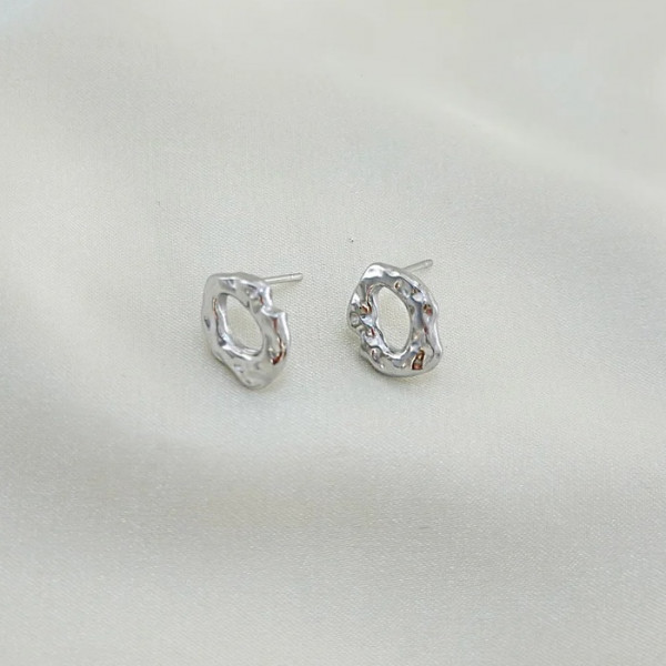 Boucles d'Oreilles Argentées Puces Petits Anneaux Irréguliers Plats Martelés - 1