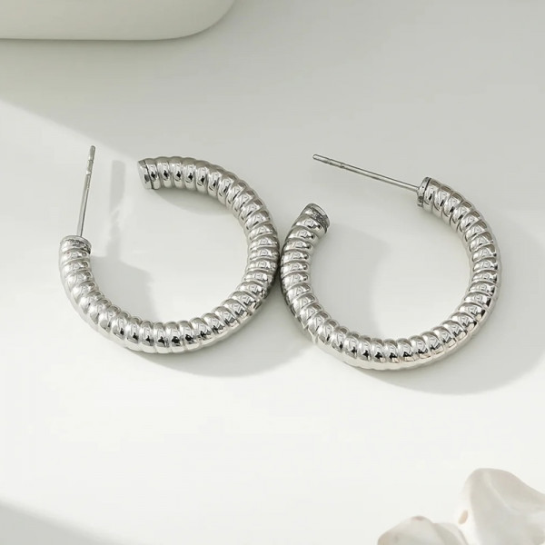 Boucles d'Oreilles Argentées Créoles Ouvertes Chenilles - 1