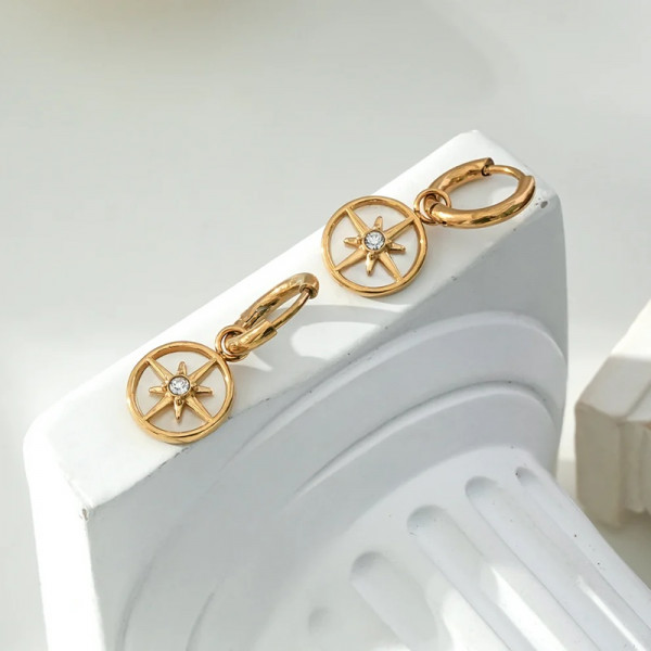 Boucles d'Oreilles Dorées Avec Pendentifs Boussoles Incrustées de Strass - 2