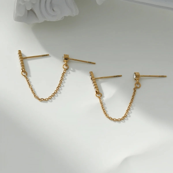 Boucles d'Oreilles Dorées Strass Reliée Par Une Chaîne - 2