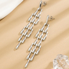Boucles d'Oreilles Argentées Longues à Maillons Et Gouttes Élégantes - 1