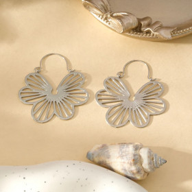 Boucles d'Oreilles Argentées Forme De Fleur Ajourée - 1