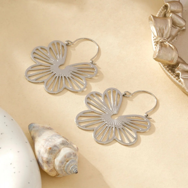 Boucles d'Oreilles Argentées Forme De Fleur Ajourée - 2