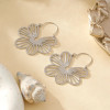 Boucles d'Oreilles Argentées Forme De Fleur Ajourée - 2