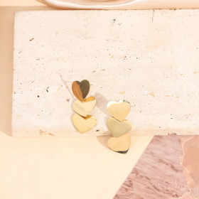 Boucles d'Oreilles Pendantes Dorées À Trois Cœurs Empilés - 1