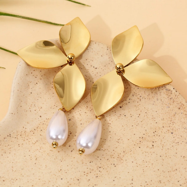 Boucles d'Oreilles Pendantes Dorées Demi Fleur Et Perle Goutte - 1
