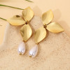 Boucles d'Oreilles Pendantes Dorées Demi Fleur Et Perle Goutte