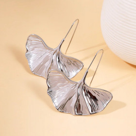 Boucles d'Oreilles Pendantes Argentées Feuille De Ginkgo Brillante - 1
