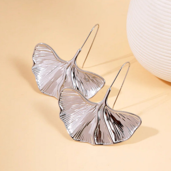 Boucles d'Oreilles Pendantes Argentées Feuille De Ginkgo Brillante - 1