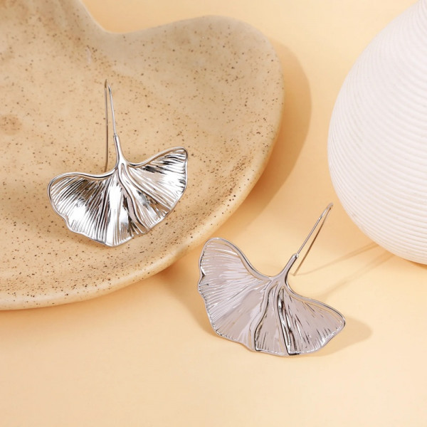 Boucles d'Oreilles Pendantes Argentées Feuille De Ginkgo Brillante - 2