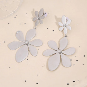 Boucles d'oreilles Pendantes Argentées Fleurs Duo Pétales Et Strass - 1