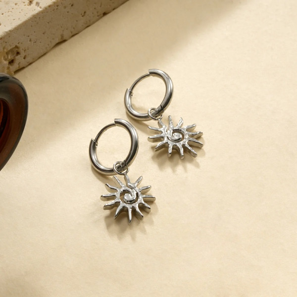 Boucles d'oreilles argentées mini créoles soleil spirale - 2