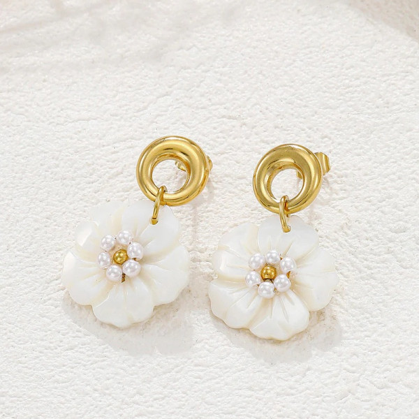 Boucles d'oreilles dorées avec fleurs blanches pendantes - 1