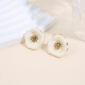 Boucles d'oreilles puces fleur émaillée blanche - 1