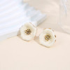 Boucles d'oreilles puces fleur émaillée blanche