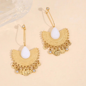 Boucles d'oreilles dorées pendantes gravure strass pierre blanche - 1