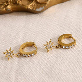 Boucles d'oreilles mini créoles dorées avec étoile strass - 1