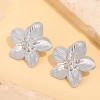 Boucles d'Oreilles Clous Argentées Fleur Sculptée Aux Pétales Texturées - 1
