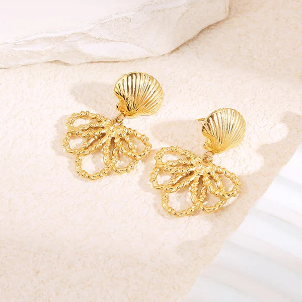 Boucles d'oreilles dorées coquillage avec fleur pendante - 1