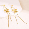 Boucles d'oreilles dorées fil pendante avec fleur