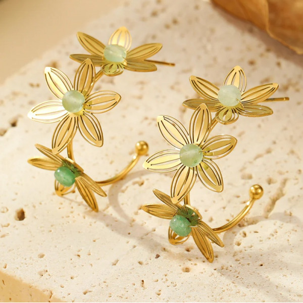 Boucles d'oreilles Créoles Dorées Triple Fleur Ajourée et Pierres Vertes - 1