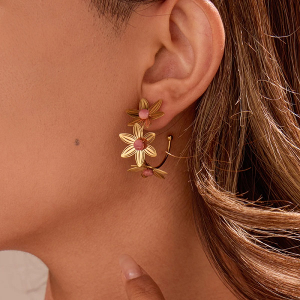 Boucles d'oreilles Créoles Dorées Triple Fleur Ajourée et Pierres Roses Fuchsia - 2